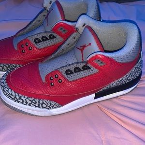 These are Jordan 3’s they have been warn before they come with black shoe laces.